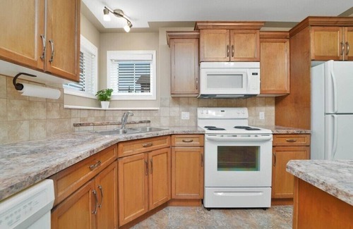 Sylvan Lake House | Welcome to Your “Home Away From Home” in Sylvan Lake, AB !