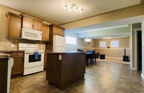Sylvan Lake House | Welcome to Your “Home Away From Home” in Sylvan Lake, AB !