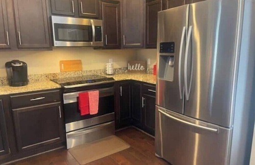Forest House | Welcome to your Home Away from Home! Spacious, pet friendly and 15 mins to LU.