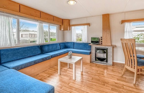 Veldhoek House | Welcome to your vacation in this inviting vacation home with plenty of activity options.