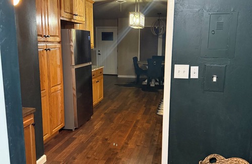 Clarendon House | Welcoming 2-bedroom house with HVAC in Clarendon with large lot and court yard