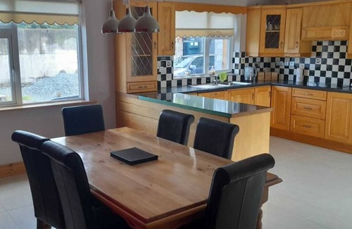 Ardnatrush House | Welcoming 3-bedroom 2 bed on suite bungalow with WiFi and sky tv in Kilgarvan