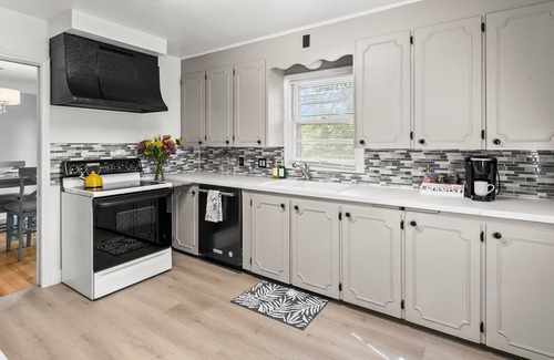 Benson House | Welcoming 3-bedroom house in the heart of Omaha