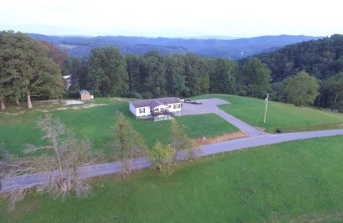 Bluewell House | Welcoming 3-bedroom house with AC in charming Rock