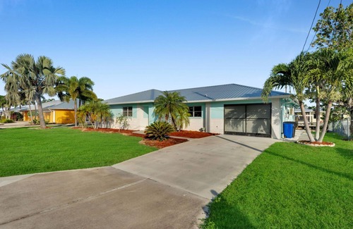 Matlacha House | Welcoming 3-bedroom new house, pool table& dock!