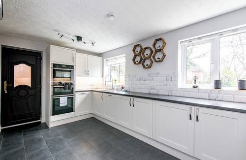 Giltbrook House | Welcoming 5-bedroom house in Nuthall