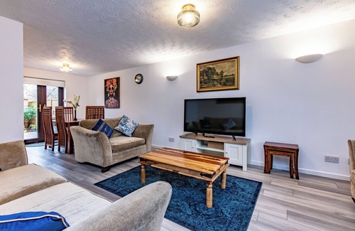 Giltbrook House | Welcoming 5-bedroom house in Nuthall