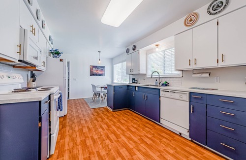 Harbor House | Welcoming beach escape near shopping & dining with fast WiFi, central AC & W/D