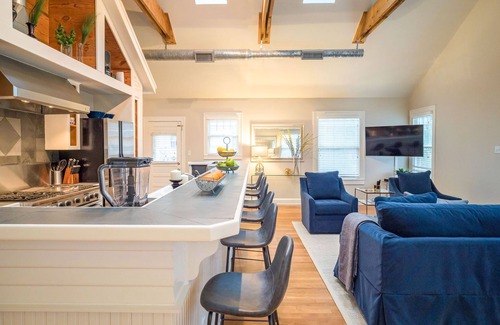 Clarksville House | Welcoming Bungalow + Minutes to Downtown - Clarksville Sundown!