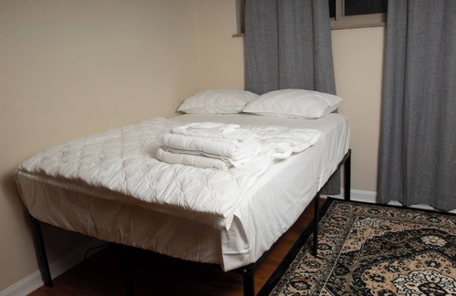 Roselawn Finance Bed & Breakfast | Welcoming cozy private bedroom and a shared bathroom with a large yard