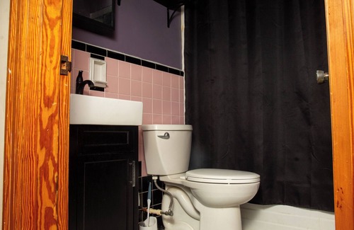 Roselawn Finance Bed & Breakfast | Welcoming cozy private bedroom and a shared bathroom with a large yard