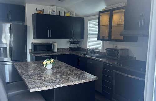 Eureka Apartment | Welcoming Cozy Upstairs Apartment