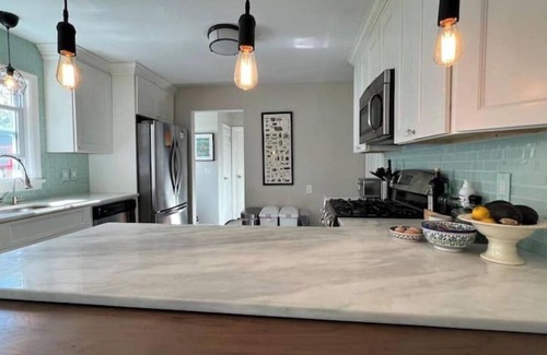 Teaneck House | Welcoming Family Home close to everything - 5 Bdrms/3.5 Baths.