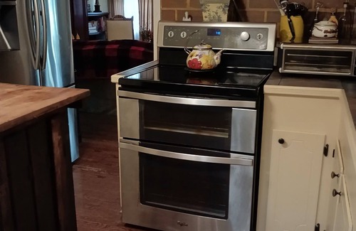 Hattiesburg Other | Welcoming farmhouse with AC in charming Hattiesburg