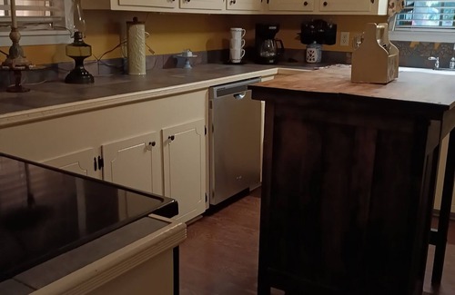 Hattiesburg Other | Welcoming farmhouse with AC in charming Hattiesburg