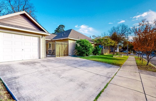 Historic Garderns House | Welcoming home walkable to Steps of Alamodome & riverfront & near River Walk