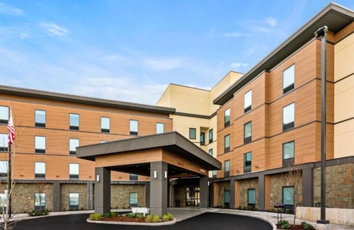 Tigard Hotel | Welcoming Hotel w/Free Hot Breakfast! 3 Comfortable Units, Indoor Pool!