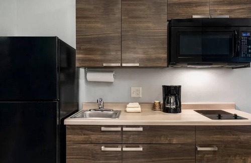 Pooler Hotel | Welcoming Hotel w/In-Room Kitchenettes, Pet-Friendly, Near Savannah Airport