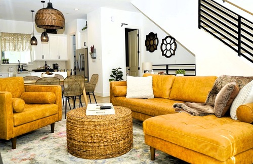 Northside House | Welcoming Houston haven with Beautiful Skyline Vw