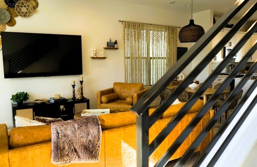 Northside House | Welcoming Houston haven with Beautiful Skyline Vw