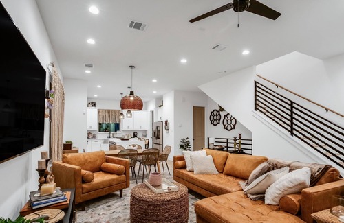 Northside House | Welcoming Houston haven with Beautiful Skyline Vw