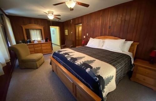 Stahlstown Hotel | Welcoming king bed studio suite with split bathroom. Close to hiking trails, ski resorts and family parks!