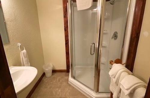 Stahlstown Hotel | Welcoming king bed studio suite with split bathroom. Close to hiking trails, ski resorts and family parks!