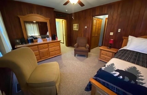 Stahlstown Hotel | Welcoming king bed studio suite with split bathroom. Close to hiking trails, ski resorts and family parks!