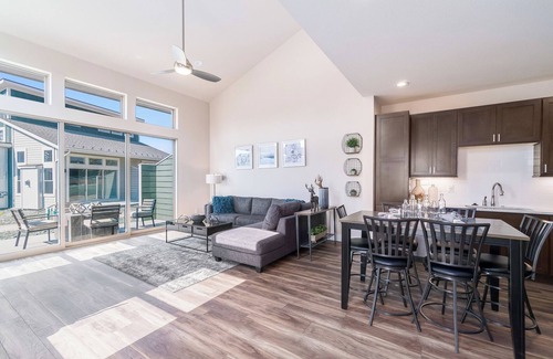 Rendezvous House | Welcoming Modern Cabin: Free Resort Shuttle right outside!