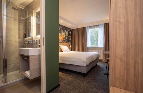 Arcen Hotel | Welcoming Room Close to Brewery Castle Gardens and Parks Free Parking