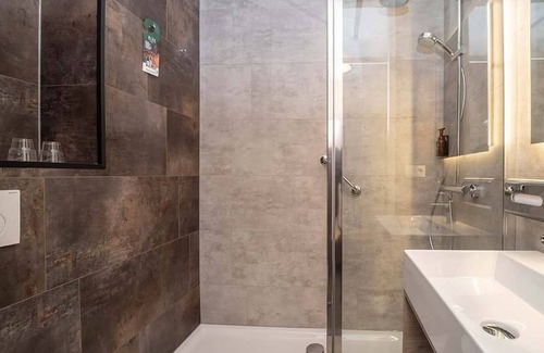 Arcen Hotel | Welcoming Room Close to Brewery Castle Gardens and Parks Free Parking