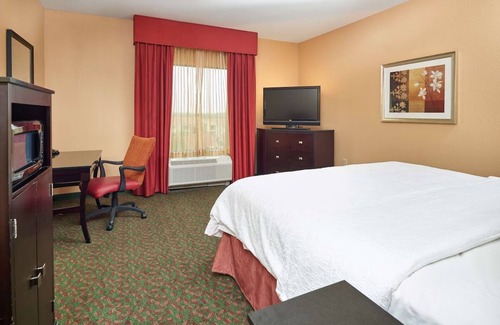 Waco Hotel | Welcoming Room with Free Hot Breakfast & Parking - Near Baylor! Indoor Pool!