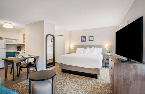 Acres Green Hotel | Welcoming Solo Retreat with all You Need for a Relaxing Stay