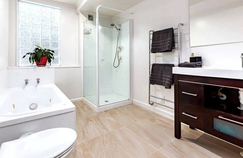 Christchurch House | Welcoming & spacious private room