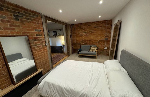 Southwick Apartment | Welcoming studio with WiFi in vibrant Brighton and Hove