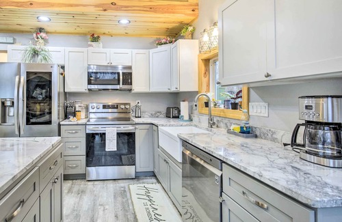 Townsend Cottage | Welcoming Townsend Cabin: Hike, Fish & Relax!
