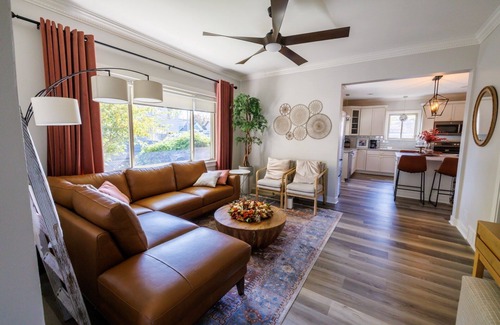 Mount Clemens House | Welcoming updated modern 3-bedroom house in Mount Clemens