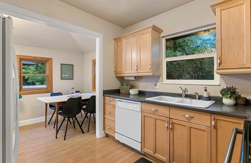 Loveland House | Welcoming Washington Abode Close to Downtown Artisans and Amenities!