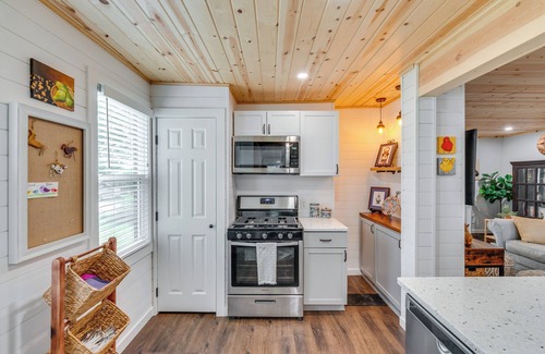 Williams Bay Cottage | Welcoming Williams Bay Cottage w/ Deck & Fire Pit!