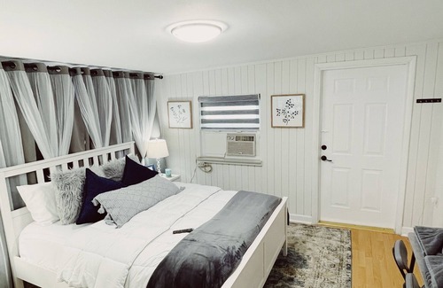 The Hammocks Apartment | welcoming you to a Bedroom kitchen and parking