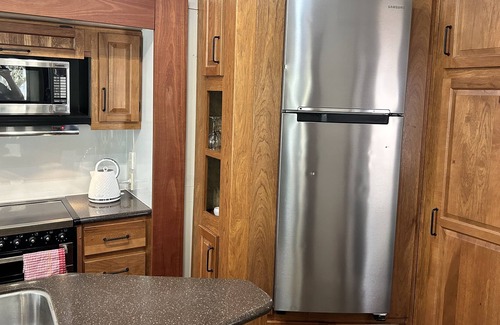 West Kempsey Cabin | WELL APPOINTED AMERICAN STYLE PARK HOME