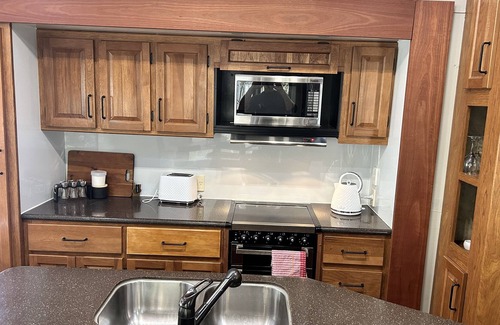 West Kempsey Cabin | WELL APPOINTED AMERICAN STYLE PARK HOME