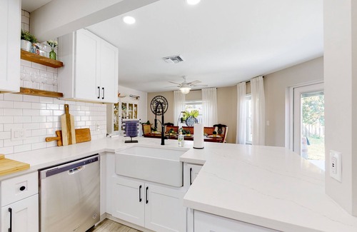 Palm Springs House | Well-appointed bright stay with an enclosed yard, washer/dryer, and central AC
