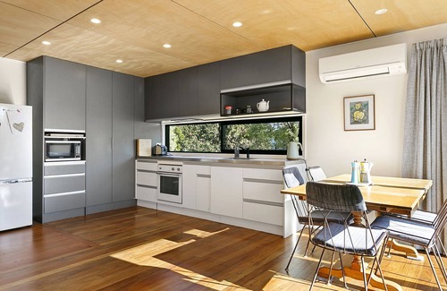 Waipahihi House | Well appointed cosy house close to town and the lake