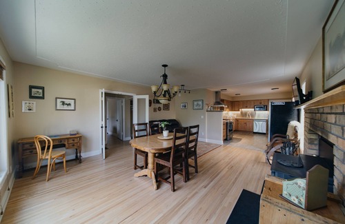 West Hillhurst House | Well appointed homey bungalow, private deck, wilderness garden, quiet street.