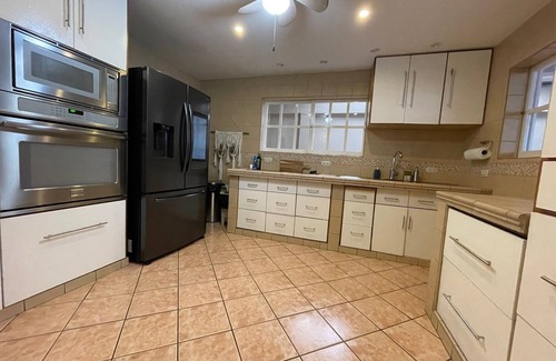 Ciudad Colon House | Well-appointed private 3 bedroom house - fast wifi, attached garage, laundry & +