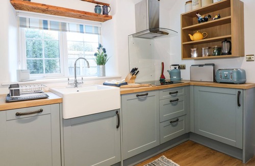 Grimston House | WELL COTTAGE, family friendly, character holiday cottage in Grimston