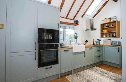 Grimston House | WELL COTTAGE, family friendly, character holiday cottage in Grimston