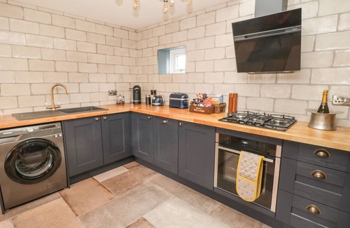 Leven Cottage | WELL COTTAGE, family friendly, with hot tub in Leven Near Beverley