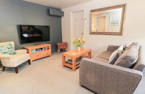 Crudwell Cottage | WELL COTTAGE, pet friendly, with a garden in Crudwell